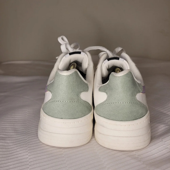 EUC Fabletics The Lifestyle Sneaker II sz 9 - Picture 4 of 8